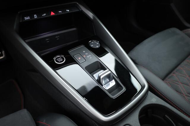 Audi A3 SPORTBACK 40 TFSI e S-Line | Rijklaar! | RS ''Diamond'' stoelen | Pano | Afn. Trekhaak | Dodehoek | Sfeerverl. | Stoelverw. | E-Spiegels | E-Klep | LED | Keyless | 18'' | DriveMode | V