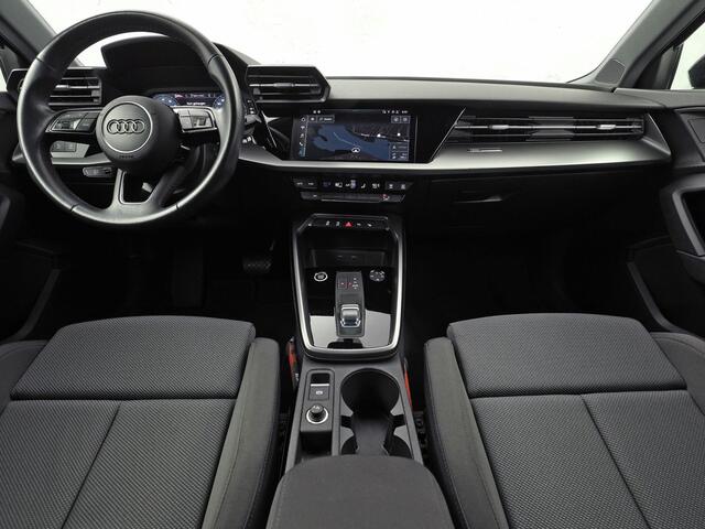 Audi A3 SPORTBACK 30 TFSI Sport Automaat (APPLE CARPLAY, GROOT NAVI, ADAPTIVE CRUISE, SPORTSTOELEN, PARKEERSENSOREN, GETINT GLAS, LANE ASSIST, NIEUWSTAAT)
