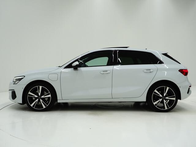 Audi A3 SPORTBACK 40 TFSI e Full Black 204PK | Lederen Sportstoelen | Panoramadak | Camera | Keyless | Sfeerlicht | Carplay