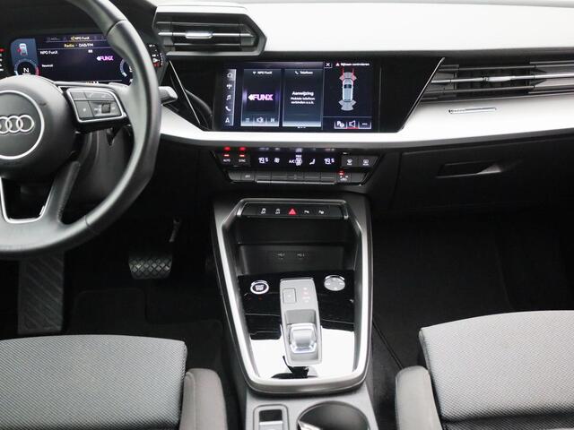 Audi A3 SPORTBACK 30 TFSI Business edition | Navigatie | Airco | Lichtmetalen wielen