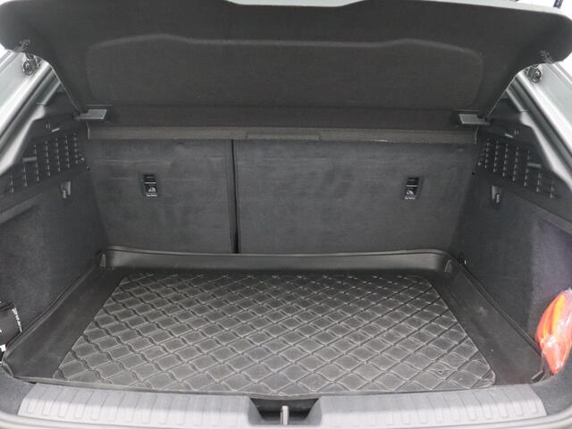 Audi A3 SPORTBACK 40 TFSI e S edition Competition 204PK S-Tronic Panoramadak, Trekhaak, Keyless, 18" LM velgen, Parkeersensoren voor en achter, B&O Audio, Navi