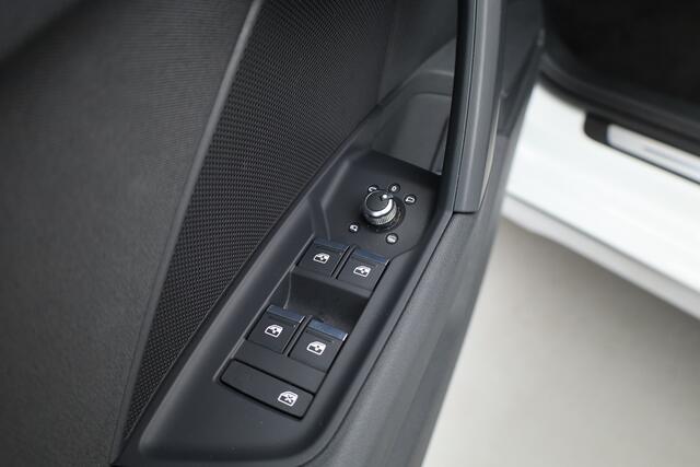 Audi A3 SPORTBACK 40 TFSI e S-Line Ext. | Rijklaar! | SOH 100% | NAV + CarPlay | 19'' | Camera + PDC | Keyless | Cruise |