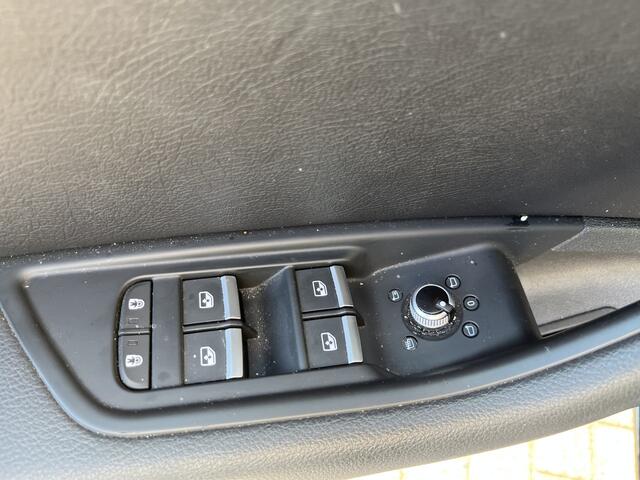 Audi A4 Avant 40 TFSI S edition / AUTOMAAT/ PANO/ LEER/ PARK. SENSOREN + CAMERA/ ADAPT. CRUISE/ DIGITAL COCKPIT/ APPLE CARPLAY/ ANDROID AUTO/ BLUETOOTH/ CLIMA/ MATRIX/ KEYLESS/ STOEL VERWARM./