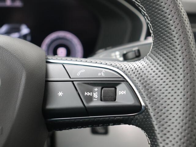 Audi A4 Limousine 40 TFSI S edition | 204 PK | Volledig digitaal instrumentenpaneel | Schuif / kanteldak | Achteruitrijcamera | LED verlichting | Lichtmetalen velgen 18"| Sportstoelen | Parkeersensoren | Navigatie | Half lederen bekleding |