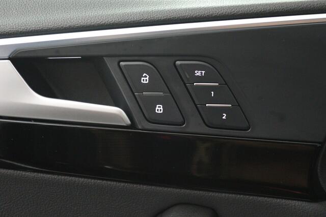Audi A4 Limousine 35 TFSI Sport S line black edition (DIGITALE COCKPIT, CAMERA, STOELVERWARMING/VERKOELING, ELEKTR STOELEN)