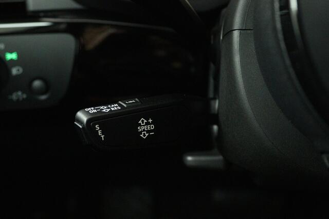 Audi A4 Limousine 35 TFSI Sport S line black edition (DIGITALE COCKPIT, CAMERA, STOELVERWARMING/VERKOELING, ELEKTR STOELEN)