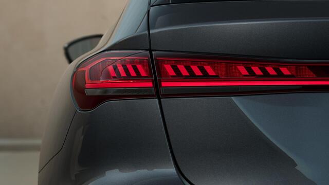 Audi A5 Avant 2.0 e-hybrid 367PK quattro S edition Competition | Trekhaak | Panoramadak | Top-View | Head-Up | 19-Inch | Geheugenpakket | Stoelventilatie/Verwarming | Bijrijders-Display | B&O |