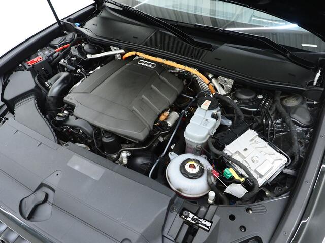 Audi A6 Avant 55 TFSI e quattro Competition Full Black | Panoramadak | Trekhaak | HUD | Adaptive Cruise | Camera | Carplay