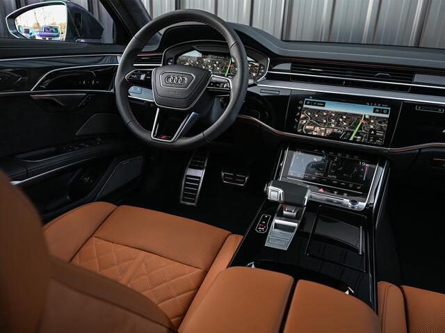 Audi A8 60 TFSI e quattro 463PK S-Line B&O Advanced | Head-Up Display | Achteras besturing | Panorama dak | Trekhaak | Soft-Close | Alcantara hemel bekleding | Carbon inleg | 360 Camera | Standkachel | Adaptive Cruise Control