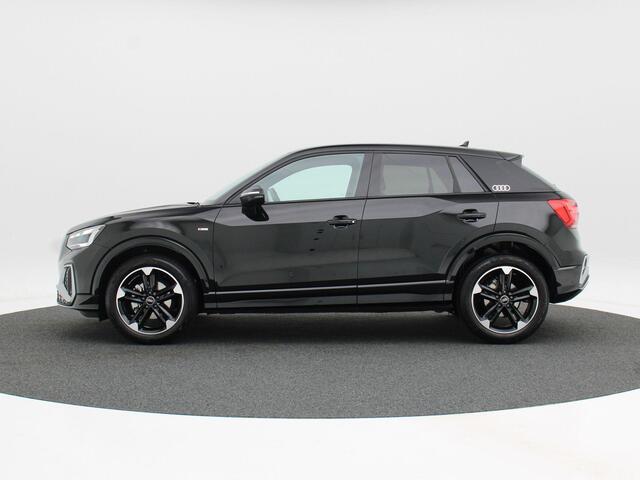 Audi Q2 35 TFSi 150 Pk Automaat S-Line | Sonos Audio | Volledig Leder met Rode Stiksels | Digitaal Dashboard | CarPlay | Zwarte Hemel | Stoelverwarming | Trekhaak | 18 Inch | 5.506 Km!!