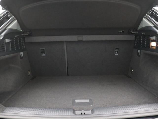 Audi Q2 35 TFSI S Edition 150PK S-Tronic Trekhaak, 17" LM velgen, Navi, Clima, Cruise Controle, Stoelverwarming,