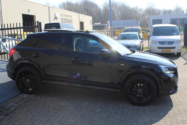 Audi Q2 35 TFSI S-Line Automaat/Panoramadak/Afneembare trekhaak/Virtual cockpit/Achteruitrijcamera/Parkeersensoren rondom/Apple carplay/Stoelverwarming/Climate control/Elektrische achterklep/Cruise control/DAB/19'' Lichtmetalen velgen.