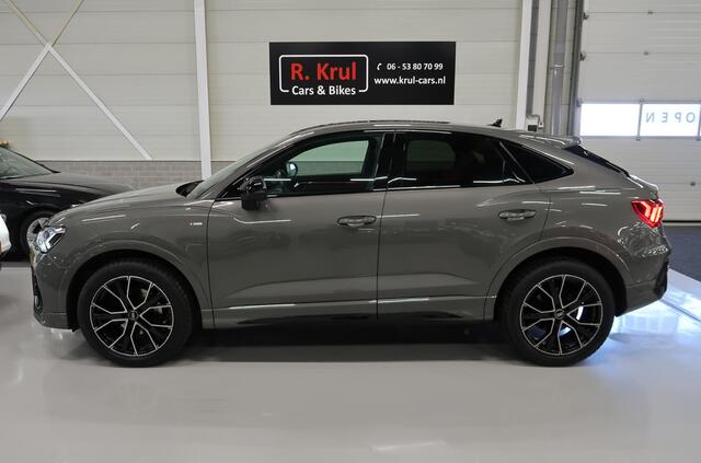 Audi Q3 Sportback 35 TFSI S Edition 2x S Line Automaat Chronosgrijs 1e Eigenaar Nieuwstaat 4x nieuwe banden Navigatie Camera Leer Blackpack Virtueel Sportstoelen Winterbanden