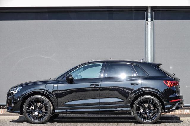 Audi Q3 45TFSI-e 245Pk S-Tronic | Plug In Hybrid | S-Line | Black optiek | Virtual Cocpit | Achteruitrijcamera | Panoramadak | 20'' | Mythoszwart