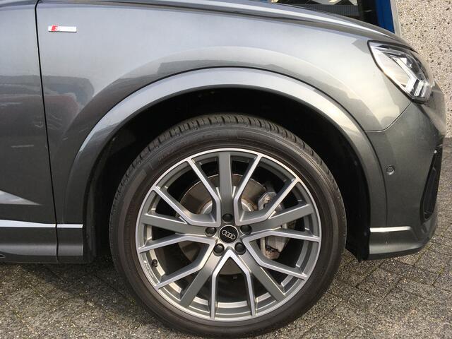 Audi Q3 Sportback 45 TFSIe 245 pk S-line Black Pano