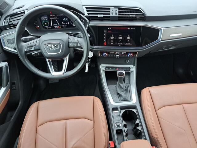 Audi Q3 45 TFSI e ** VIRTUAL, BRUIN LEDER, PANORAMA, APPLE, 18-inch LMV, ALLWETTER BND ** 1e EIG - UNFALLFREI ** ** INFORMEER OOK NAAR ONZE AANTREKKELIJKE FINANCIAL-LEASE TARIEVEN **