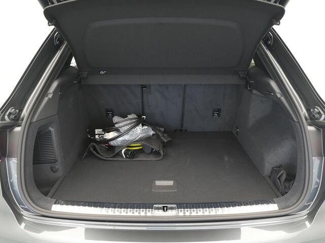 Audi Q3 45 TFSI e 245pk S edition S Line Panoramadak Trekhaak 20'' Lichtemetalen Velgen