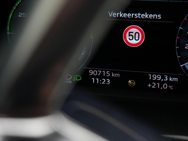 Audi Q3 Sportback S Edition 45 TFSI e 180 kW / 245 pk S-tronic | Panoramadak | Trekhaak | Rondomzicht camera | Stuur-/stoelverwarming | Leder/alcantara | Navigatie | 20 inch