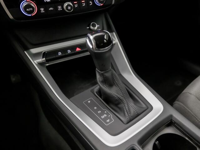 Audi Q3 35 TFSI Sportline 150Pk Automaat (APPLE CARPLAY, GROOT NAVI, CLIMATE, SPORTSTOELEN, ELEK ACHTERKLEP, PARKEERSENSOREN, CRUISE, NIEUWSTAAT)