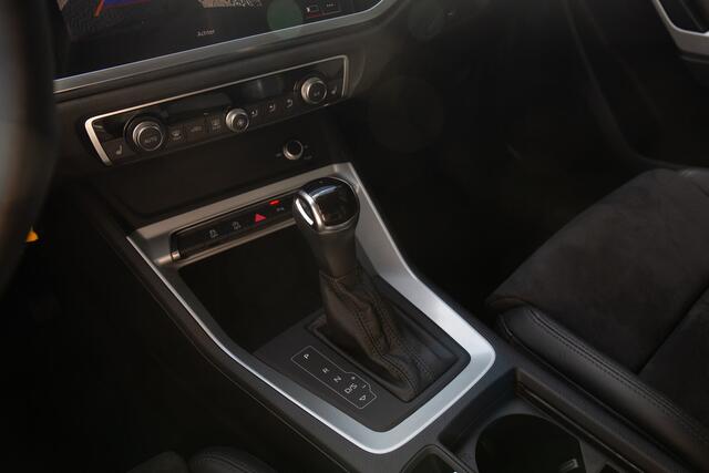 Audi Q3 35 TFSI S-line , Trekhaak, Virtual cockpit, Carplay,
