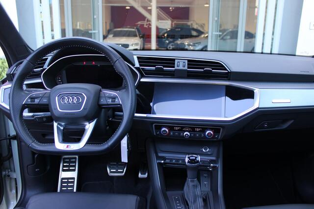Audi Q3 Sportback 35 TFSI 150PK S-TRONIC 7 S EDITION * NIEUWSTAAT * | S-LINE EXTERIEUR | S-LINE INTERIEUR | AUDI VIRTUAL COCKPIT | PANORAMISCH SCHUIF / KANTELDAK | NAVIGATIE | TWIN LEDEREN BEKLEDING ZWART MET ROTSGRIJS STIKSEL | VOORSTOELEN VERWARMBAAR | ACHTERUI