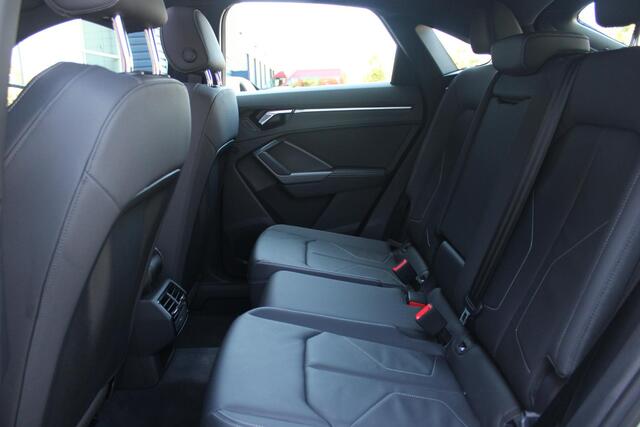 Audi Q3 Sportback 35 TFSI 150PK S-TRONIC 7 S EDITION * NIEUWSTAAT * | S-LINE EXTERIEUR | S-LINE INTERIEUR | AUDI VIRTUAL COCKPIT | PANORAMISCH SCHUIF / KANTELDAK | NAVIGATIE | TWIN LEDEREN BEKLEDING ZWART MET ROTSGRIJS STIKSEL | VOORSTOELEN VERWARMBAAR | ACHTERUI
