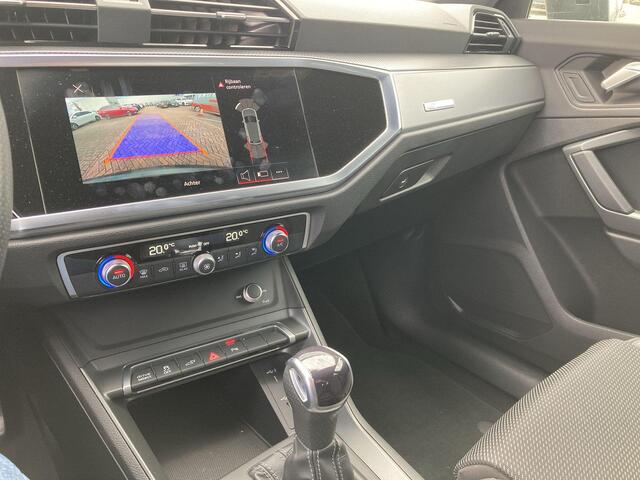 Audi Q3 45 TFSIe 180kW/245PK S-Line · Apple Car Play · Camera + Parkeersensoren · 19'' Velgen · Leder/stof