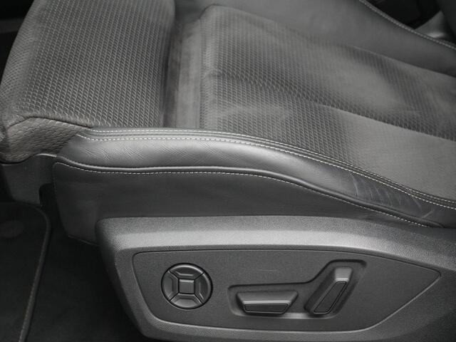 Audi Q3 45 TFSI e 245 pk S-tronic S edition / S-Line | Panoramadak | Rondomzicht camera | Elektr. verstelbare stoelen | Leder/alcantara
