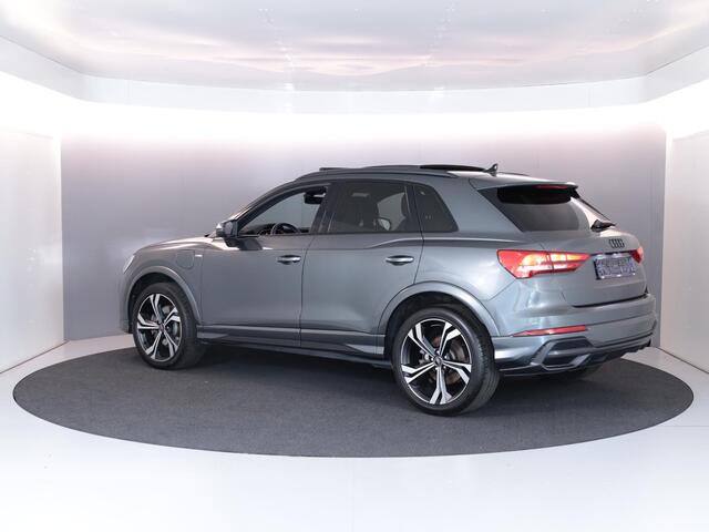 Audi Q3 45 TFSI e S edition 245 pk S-tronic | Navigatie | Panoramadak | Parkeersensoren | Achteruitrijcamera | Adaptieve cruise control | Lichtmetalen 20" | S-Line |