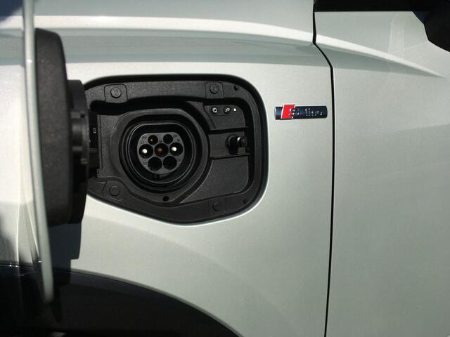 Audi Q3 Sportback 45 TFSIe 245 pk S-line Black