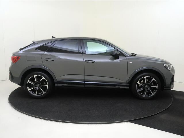 Audi Q3 Sportback 45 TFSI e S Edition | Parkeerassistent | Achteruitrijcamera | Stoelverwarming | Dodehoek detectie | Adaptieve cruise control | Audi virtual cockpit | Navigatie |