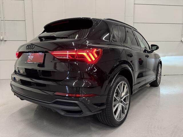 Audi Q3 45 TFSI e 3x S-Line BLACK OPTIC TREKHAAK/20"/SONOS/KEYLESS/CARPLAY/ACC/MATRIX/AMBIENT/VIRTUAL/ALCANTARA-LEER/MYTHOSSCHWARZ METALLIC/VOLLEDIG AUDI DEALER HISTORIE