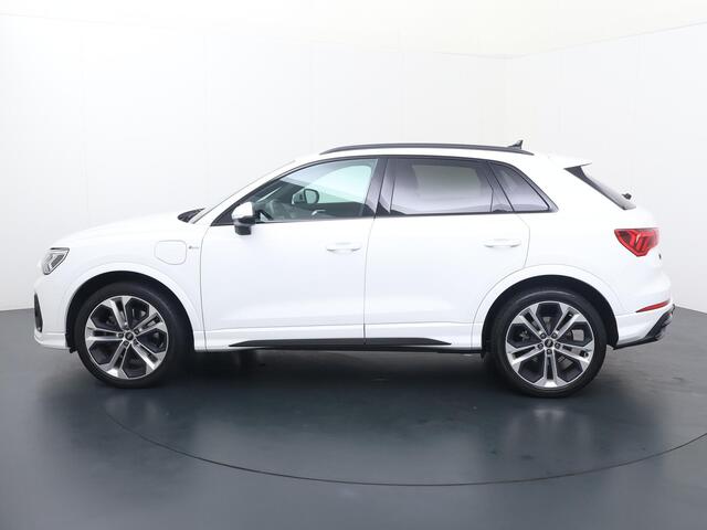 Audi Q3 45 TFSI e S edition | 245 PK | Soh 97% | Stoelverwarming | Trekhaak | Achteruitrijcamera | S line |