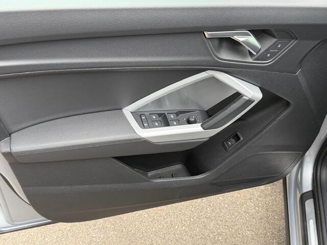 Audi Q3 35 TFSI 150pk S-tronic Advanced | Trekhaak | Zwart optiek | Dode hoek | Keyless | Alcantara | Carplay | Rijklaar incl. Bovag garantie