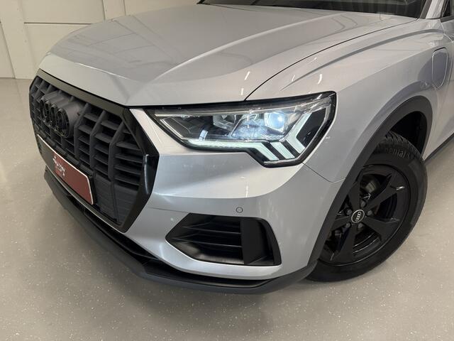 Audi Q3 45 TFSI e Edition PANO/TREKHAAK/LEER-SPORT/MEMORY/ACC/MATRIX/SFEER/KEYLESS/CARPLAY/EL.A.KLEP/DONKERE-HEMEL/BLACK-OPTIC/FLORETTSILBER/VOLLEDIG AUDI DEALER HISTORIE