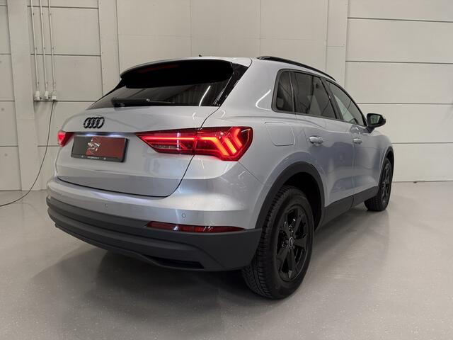 Audi Q3 45 TFSI e Edition PANO/TREKHAAK/LEER-SPORT/MEMORY/ACC/MATRIX/SFEER/KEYLESS/CARPLAY/EL.A.KLEP/DONKERE-HEMEL/BLACK-OPTIC/FLORETTSILBER/VOLLEDIG AUDI DEALER HISTORIE