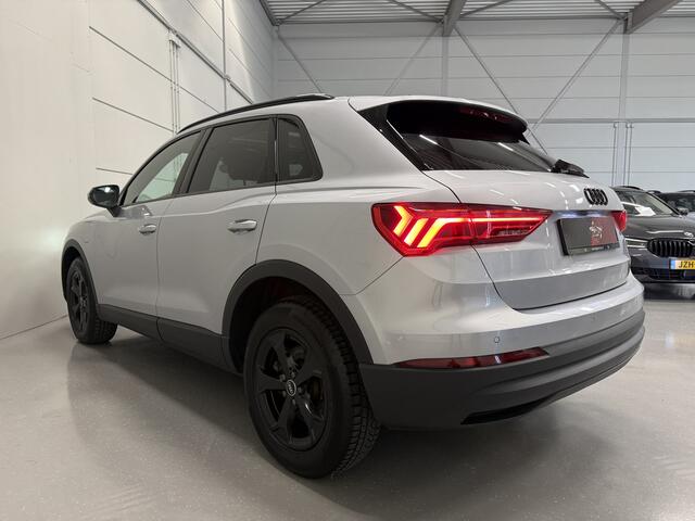 Audi Q3 45 TFSI e Edition PANO/TREKHAAK/LEER-SPORT/MEMORY/ACC/MATRIX/SFEER/KEYLESS/CARPLAY/EL.A.KLEP/DONKERE-HEMEL/BLACK-OPTIC/FLORETTSILBER/VOLLEDIG AUDI DEALER HISTORIE
