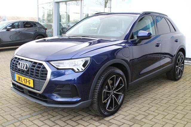 Audi Q3 45 TFSI e edition | Incl. 12 maanden Garantie | Stoelverwarming | Elektrische kofferbakklep | Trekhaak | Adaptive cruise | Dodehoekdetectie | Lane assist | Virtual cockpit | 19 Inch LMV | Apple CarPlay/Android Auto | LED Koplampen |