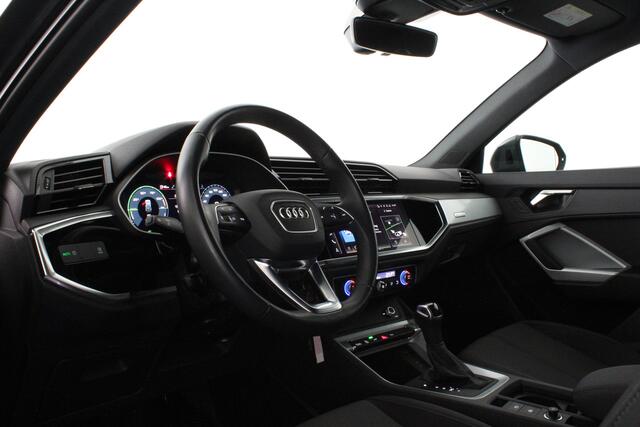 Audi Q3 45 TFSI e S line > 245pk/Trekhaak/Daytona Gray/19 inch