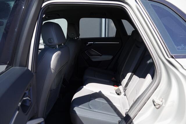 Audi Q3 35Tfsi 150Pk Aut. | Edition one | S-Line | Achteruitrijcamera | Trekhaak | Black optiek | 20'' | Chronos Grijs