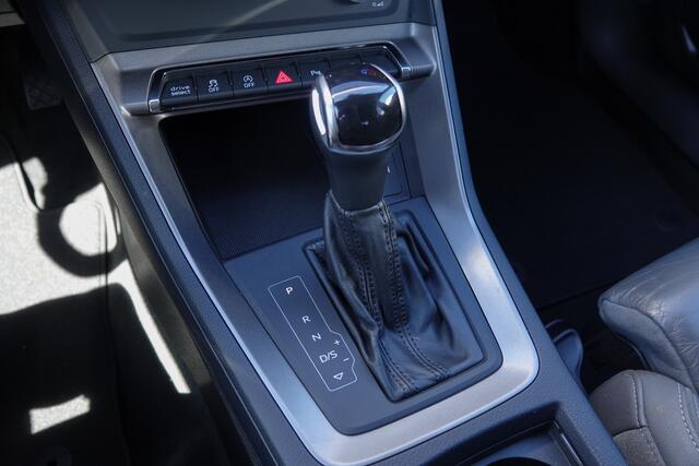 Audi Q3 35Tfsi 150Pk Aut. | Edition one | S-Line | Achteruitrijcamera | Trekhaak | Black optiek | 20'' | Chronos Grijs