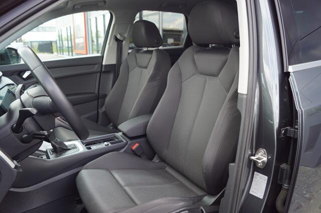Audi Q3 35 TFSI S Line / Panodak / Trekhaak wegklb./ Navi / Camera / 19 Inch LM / Key-less