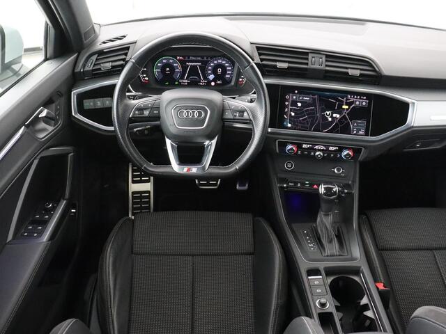 Audi Q3 45 TFSIe S edition | SOH 88% | Sportstoelen | Carplay | Trekhaak | Virtual Cockpit | Navigatie | Camera | Full LED | Half leder | Sfeerverlichting | Climate control | Parkeeerhulp | Cruise control | PHEV | Plug In