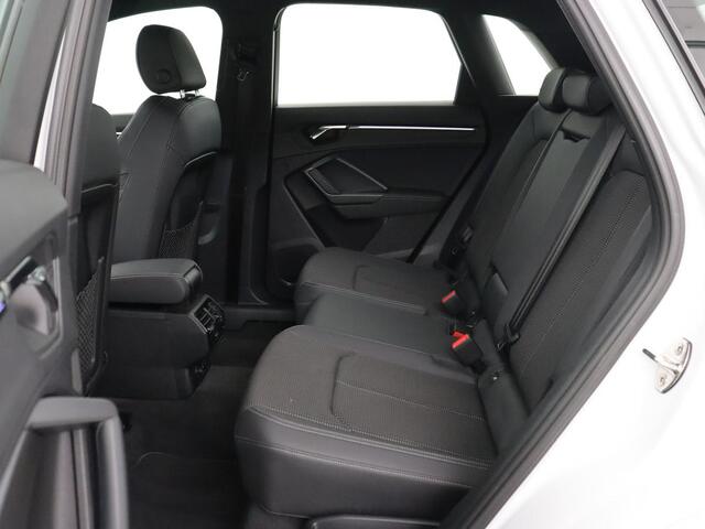 Audi Q3 45 TFSIe S edition | SOH 88% | Sportstoelen | Carplay | Trekhaak | Virtual Cockpit | Navigatie | Camera | Full LED | Half leder | Sfeerverlichting | Climate control | Parkeeerhulp | Cruise control | PHEV | Plug In