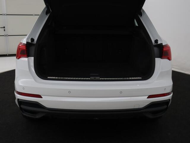 Audi Q3 45 TFSIe S edition | SOH 88% | Sportstoelen | Carplay | Trekhaak | Virtual Cockpit | Navigatie | Camera | Full LED | Half leder | Sfeerverlichting | Climate control | Parkeeerhulp | Cruise control | PHEV | Plug In