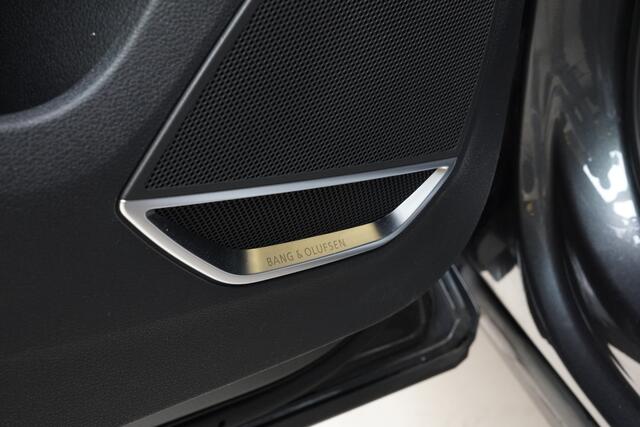 Audi Q3 45TFSIe/245pk S-Line Blackstyle|2021|Trekhaak|20"Blacktyle|Cruise+ACC|Optik Schwarz|PDC|B&O|Matrix LED|Blindspot|El. Achterklep