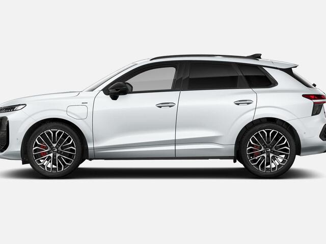 Audi Q3 1.5 200kW e-hybrid S edition 272 PK · Tech pro · Glazen panoramadak · MMI experience pro