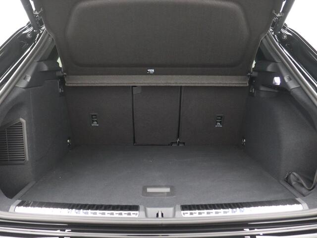 Audi Q3 1.5 200kW e-hybrid S edition 272PK S-Tronic Panoramadak, Trekhaak, S-Line, Achteruitrijcamera, Stoel-Stuurverwarming, 20" LM Velgen, LED Plus, Elektr. Achterklep