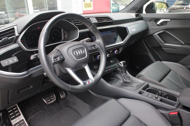 Audi Q3 Sportback 35 TFSI 150PK AUTOMAAT S EDITION | DRAADLOZE APPLE CARPLAY/ANDROID AUTO | ACHTERUITRIJ CAMERA | DODEHOEK DETECTIE | PARKEERSENSOREN VOOR + ACHTER | VIRTUAL COCKPIT | STOEL VERWARMING | ELEKTRISCH BEDIENBARE ACHTERKLEP | S-LINE INTERIEUR/EXTERIEU