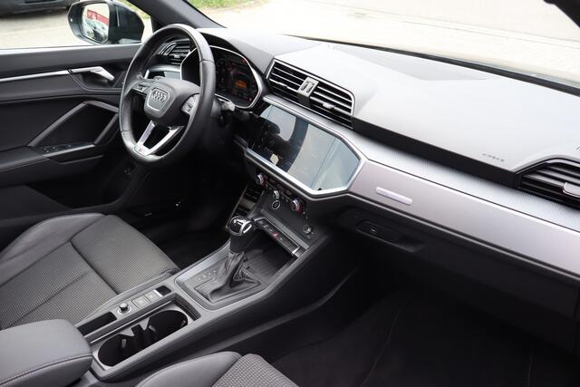 Audi Q3 Sportback 45 TFSI e Edition 3x S-Line! Panoramadak/Sonos audio/Afneembare trekhaak/Stuur+stoelverwarming/Apple carplay/Achteruitrijcamera/Parkeersensoren/DAB